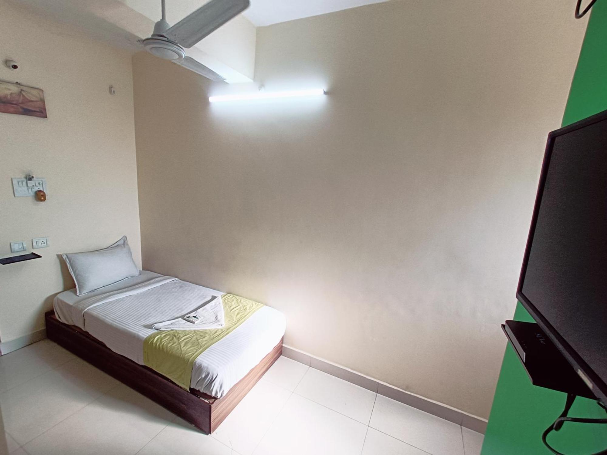 Green Tree Hotel-Near Vfs Global And Ramee Mall Ченнаи Экстерьер фото